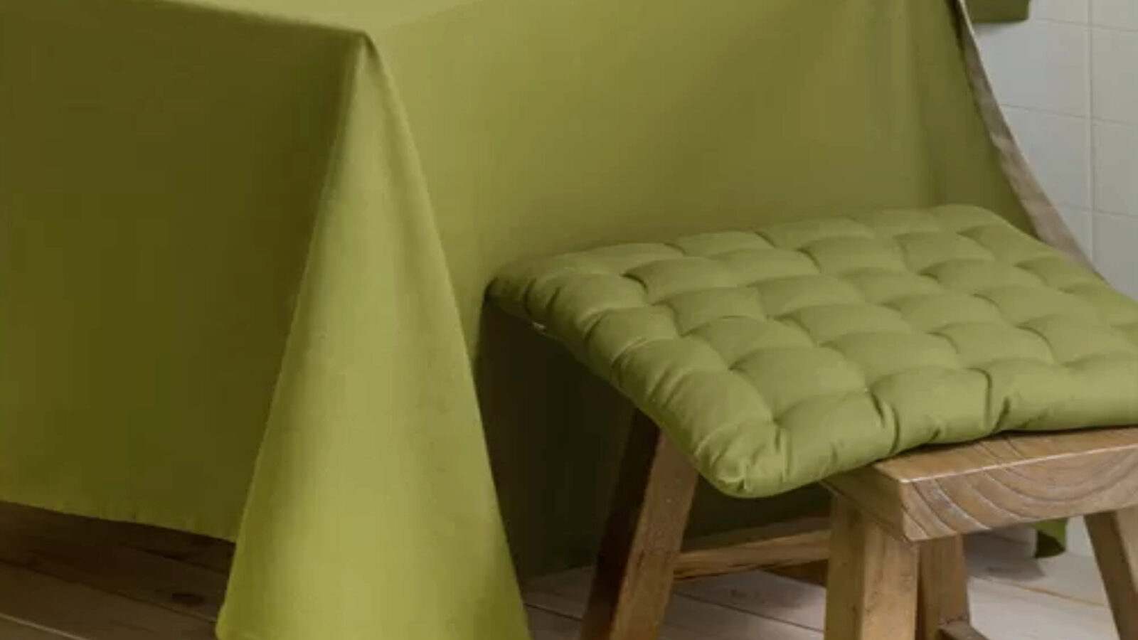 Подушка на стул Essential new 40 40 см цвет оливковый